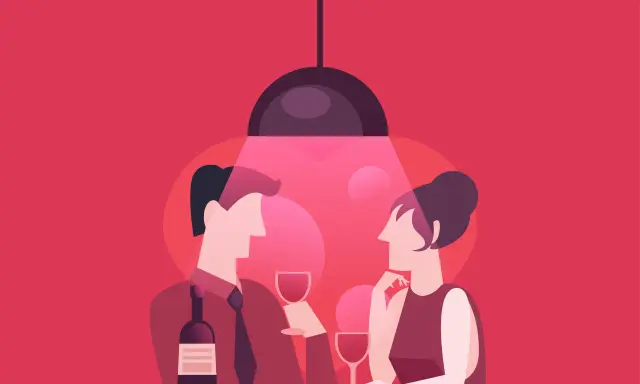 Coppia a cena, lui non si fa sentire per tattica, lei attende pensierosa. Calice di vino e bottiglia sul tavolo.