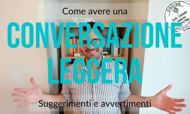 Uomo sorridente con libri alle spalle, mostra come fare conversazione leggera con suggerimenti e avvertimenti.