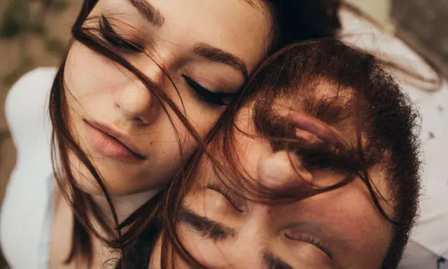 Due volti vicini, capelli che si intrecciano. Lei chiude gli occhi, lui sembra pensieroso, forse si chiede perchè non mi scrive.
