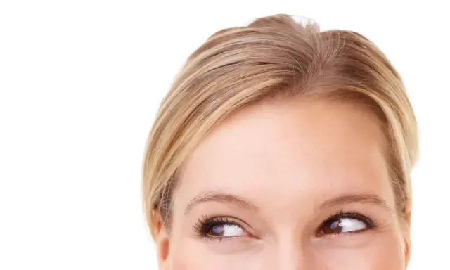 Occhi innamorati come sono, con uno sguardo che si perde nel pensiero, incorniciati da capelli biondi e una pelle luminosa.
