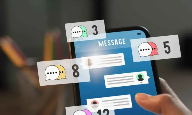 Notifiche di messaggi in arrivo su uno smartphone, come una roulette chat.