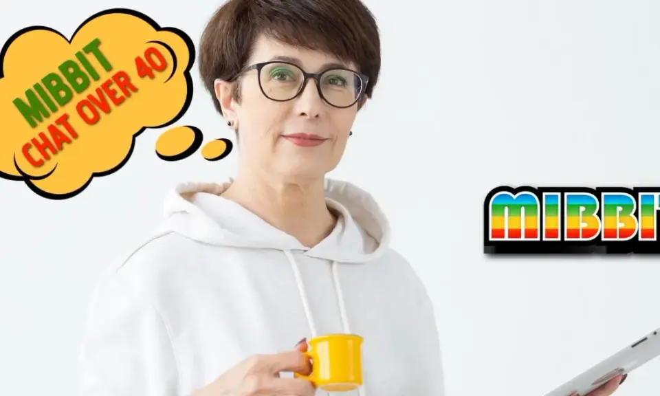 Donna sorridente con tazza gialla e tablet, pensa a Mibbit chat over 40. Logo Mibbit colorato.