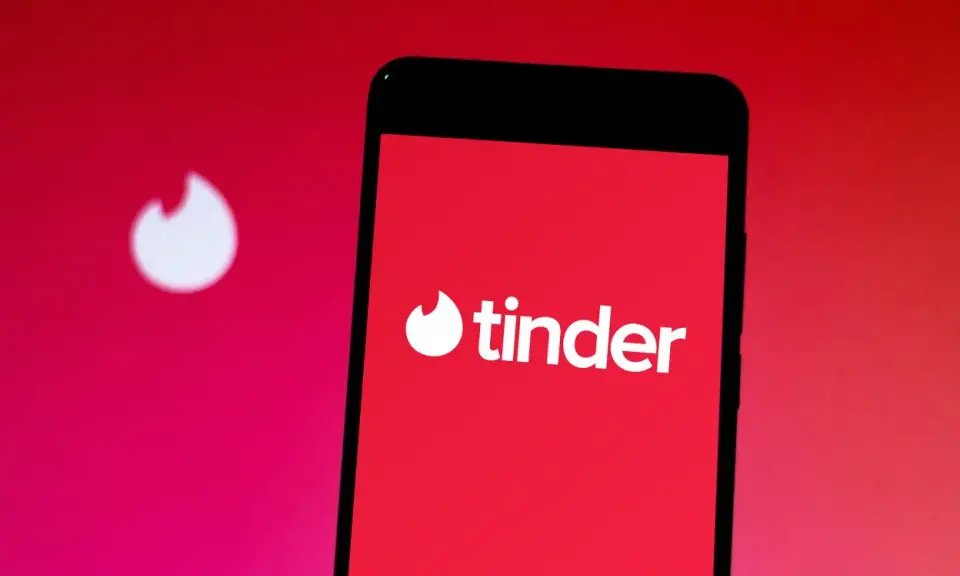 Smartphone con logo Tinder. Inizia un nuovo chat insieme, sperando in un match.