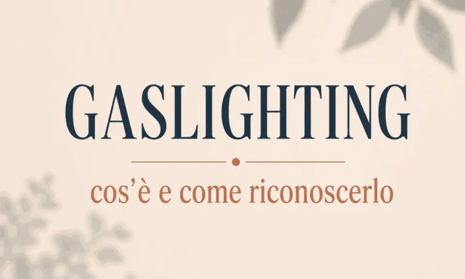 Gaslighting significato: cos'è e come riconoscerlo. Immagine con testo su sfondo beige e ombre di foglie.