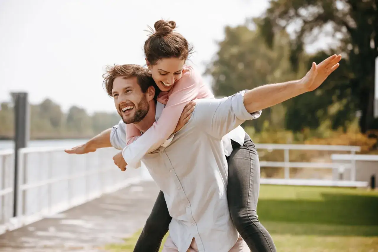 Coppia felice che si diverte all'aperto, come se avessero trovato l'amore tramite un'agenzia matrimoniale gratis.