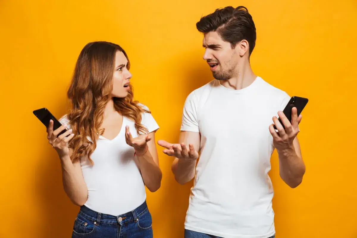Coppia confusa con smartphone, non sa come rispondere ai messaggi.