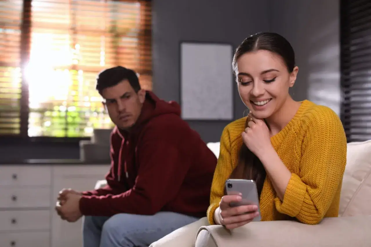 Lei sorride al telefono, lui la guarda con sospetto. Mi scrive ma non mi chiede di uscire.