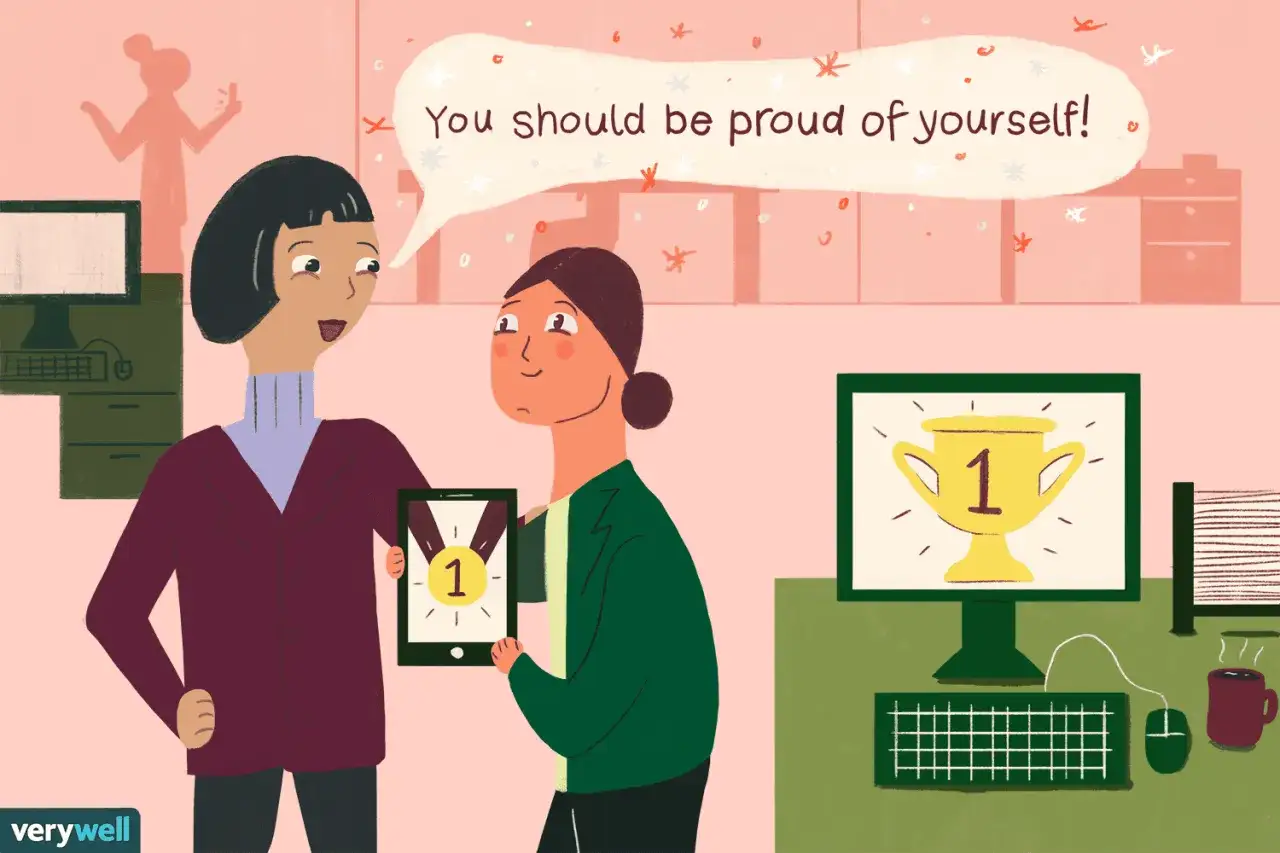 Una collega fa un complimento a un'altra, mostrando un tablet con una medaglia. Sullo schermo del computer, un trofeo dorato celebra il successo.