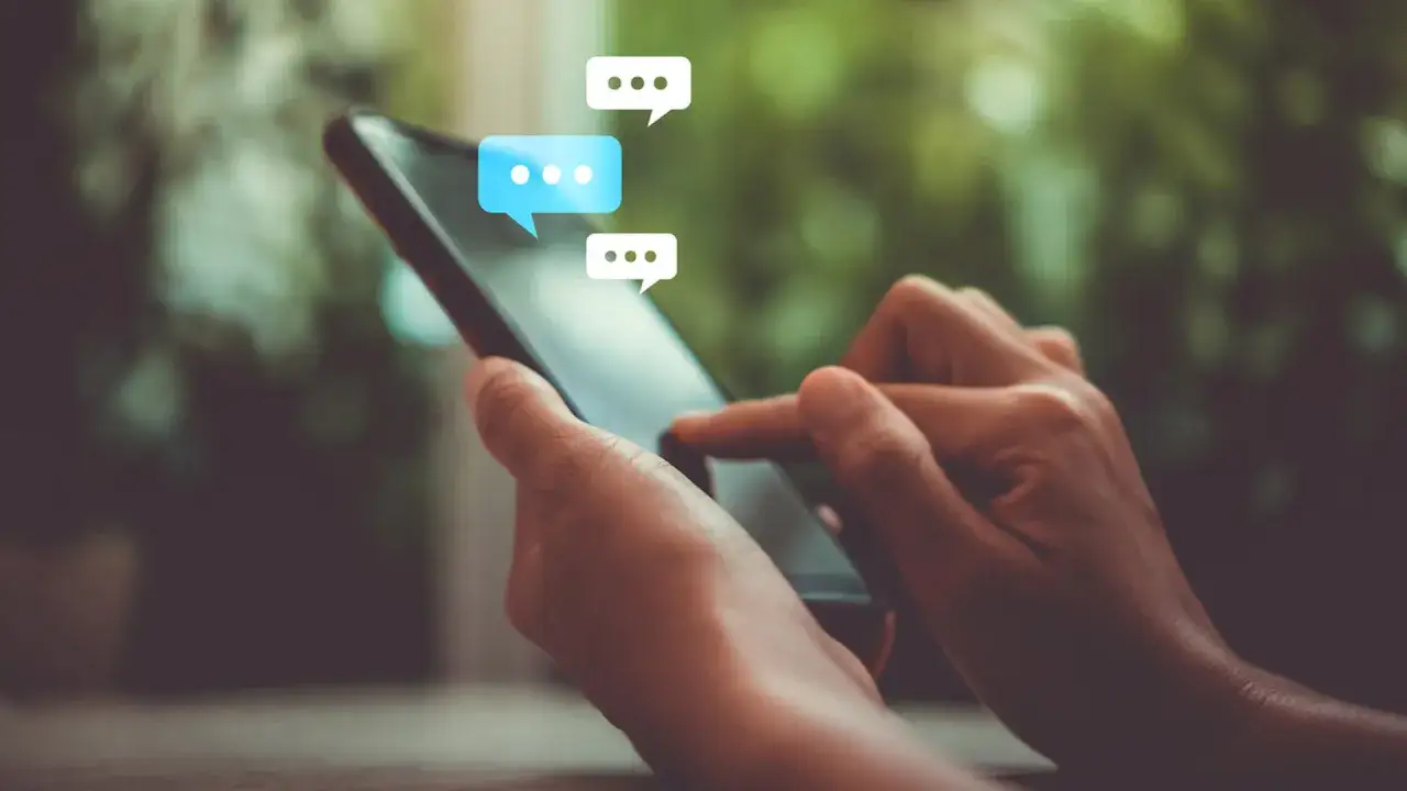 Mani che scorrono su uno smartphone, con fumetti di chat che indicano una conversazione. Forse un simosnap sesso in arrivo?