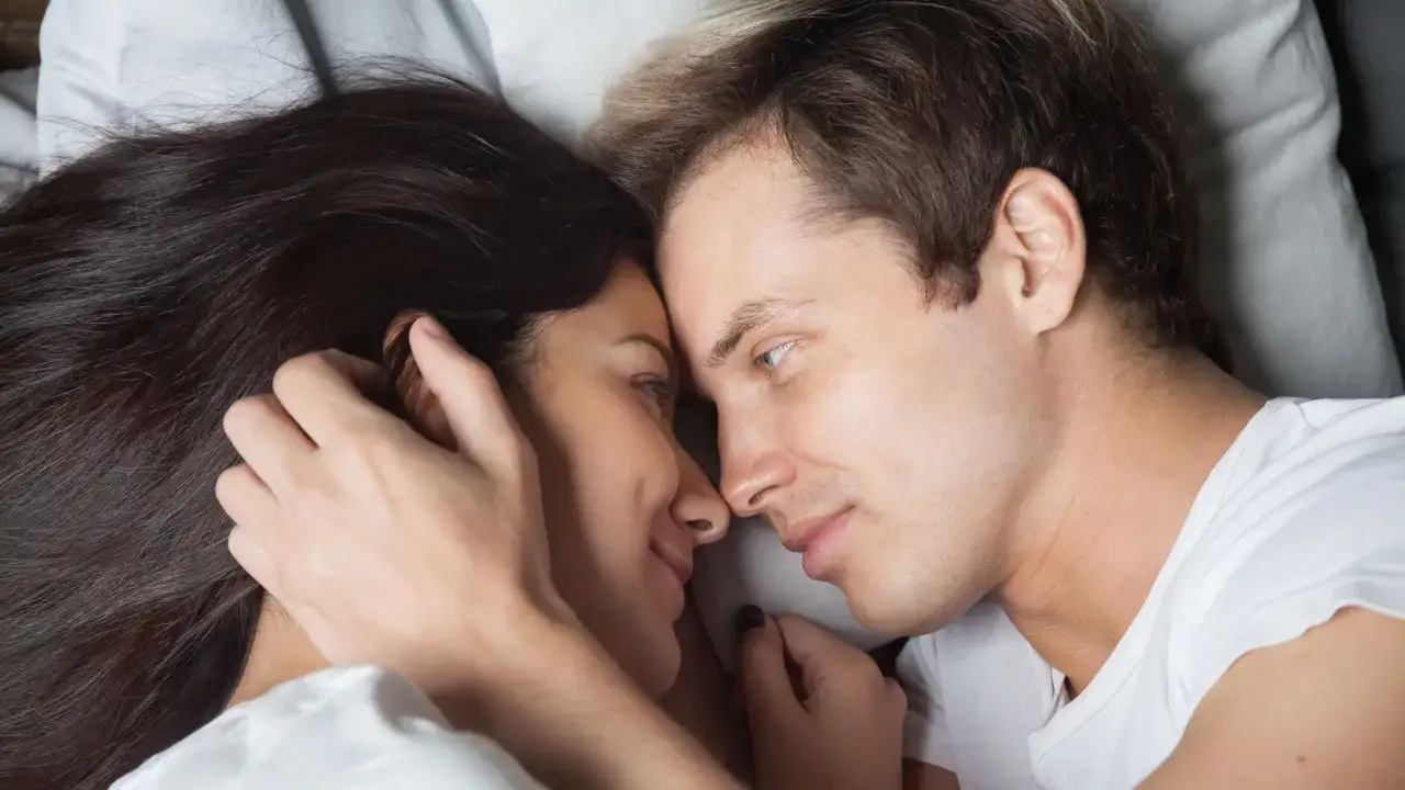 Un uomo mi guarda negli occhi serio, mentre una donna gli accarezza dolcemente i capelli. Un momento intimo e profondo.