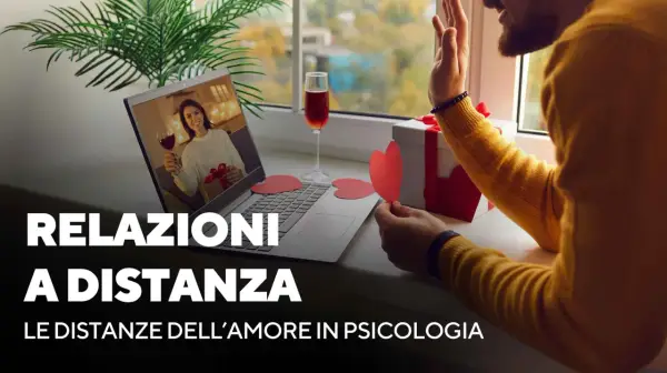 Uomo saluta su videochiamata, con un regalo e cuori rossi, per attrarre una persona a distanza.