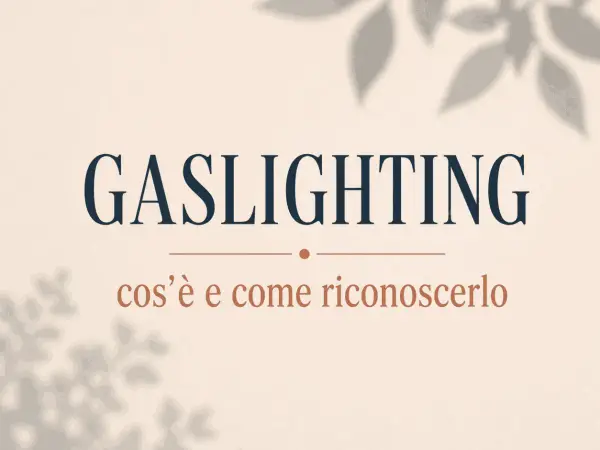 Gaslighting significato: cos'è e come riconoscerlo. Immagine con testo su sfondo beige e ombre di foglie.