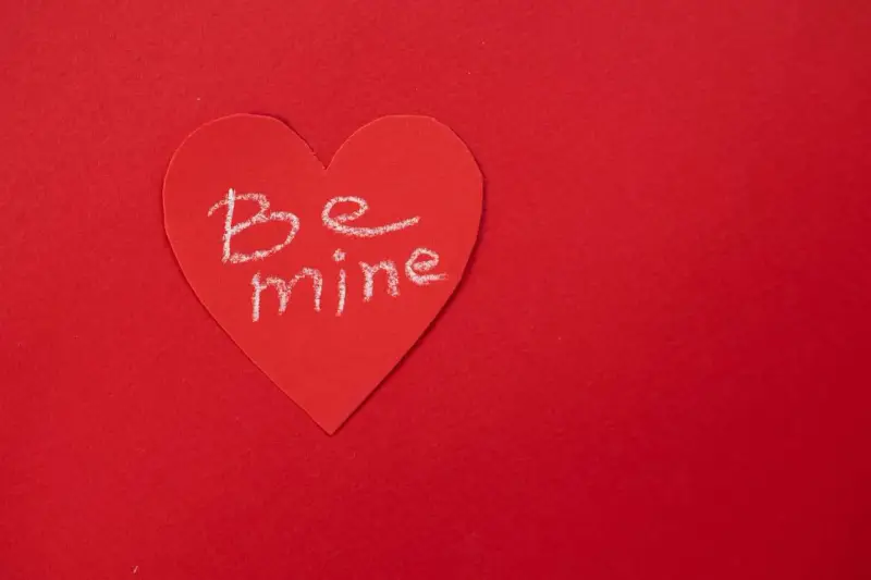 Cuore rosso con scritta "Be mine", un dolce complimento ad una ragazza in chat.
